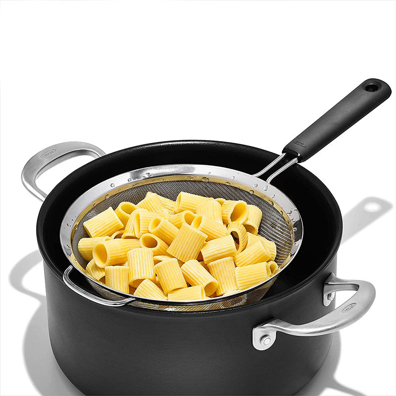 OXO GG 8 IN DOUBLE ROD STRAINER - OXO - Compralo en CorinneRegalos.com