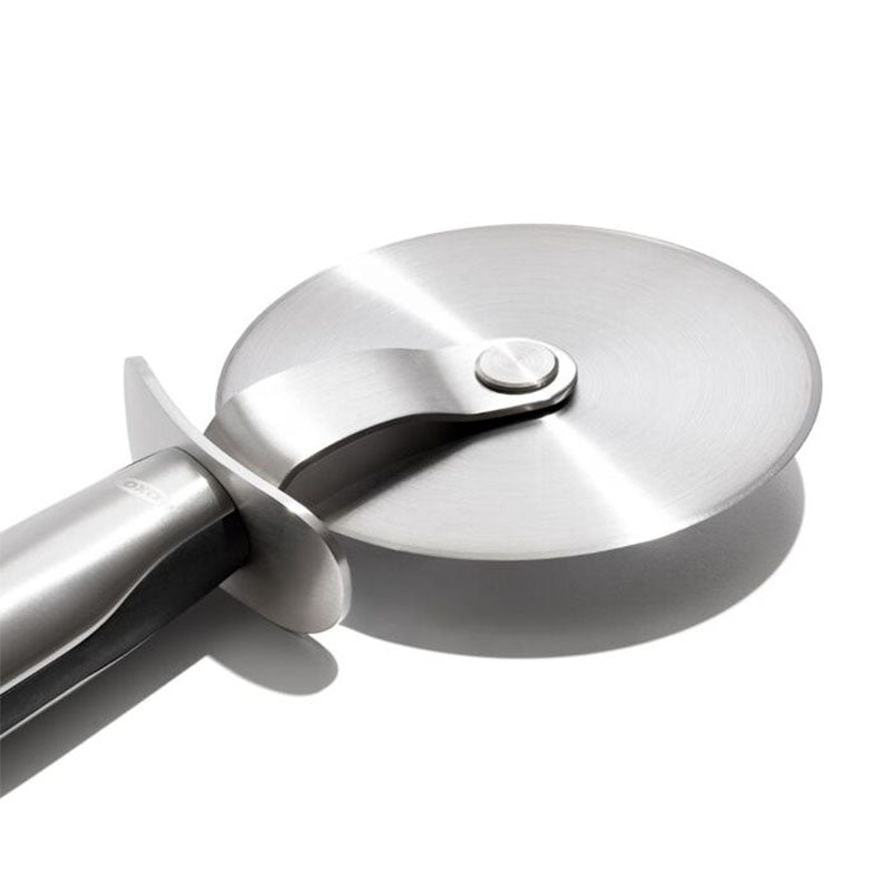 OXO STEEL PIZZA WHEEL - OXO - Compralo en CorinneRegalos.com