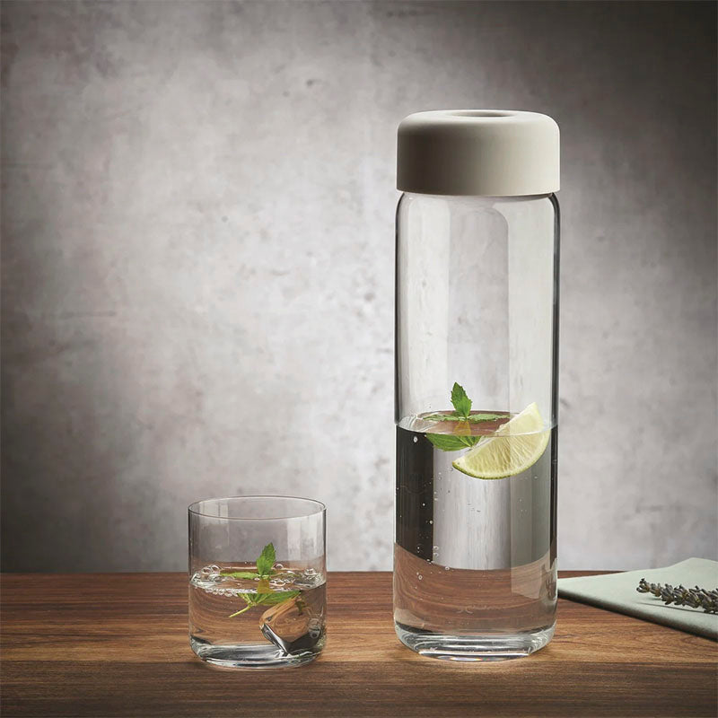 "Nude Finesse Gift Set - Carafe & 2
Tumblers, Color: smoke + grey cover" - SISECAM/NUDE - Compralo en CorinneRegalos.com