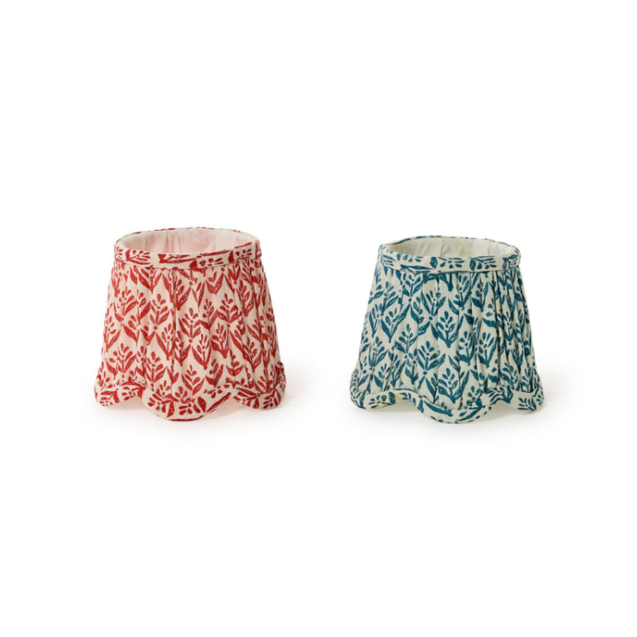 SCALLOPED FLORAL FABRIC LAMPSHADE ASST 2 COLORS - TWO'S COMPANY - Compralo en CorinneRegalos.com