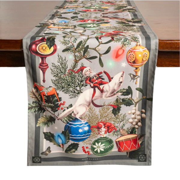 TABLE RUNNER SANTA'S ATELIER 48CM X 240CM / 189IN X 944IN - MUZALUCI - Compralo en CorinneRegalos.com