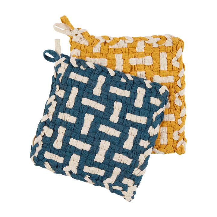 YELLOW WOVEN POT HOLDER SET - MUD PIE - Compralo en CorinneRegalos.com