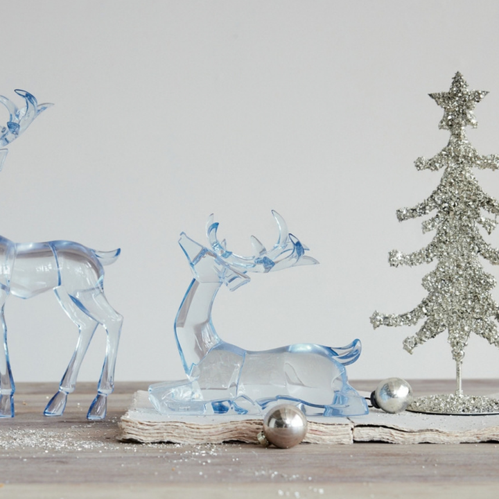 PLASTIC SITTING DEER, BLUE - CREATIVE COOP - Compralo en CorinneRegalos.com