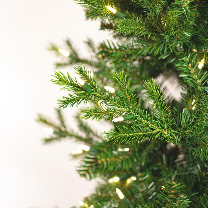 ÁRBOL DE LÁPICES DE NAVIDAD ARTIFICIAL DE PINO MOUTAUK 7.5 X 38 CON 750 LUCES LED