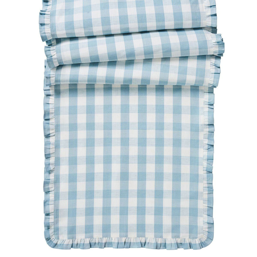"GINGHAM RUFFLE 18"" X 90"" TABLE RUNNER - OCEAN" - JULISKA - Compralo en CorinneRegalos.com