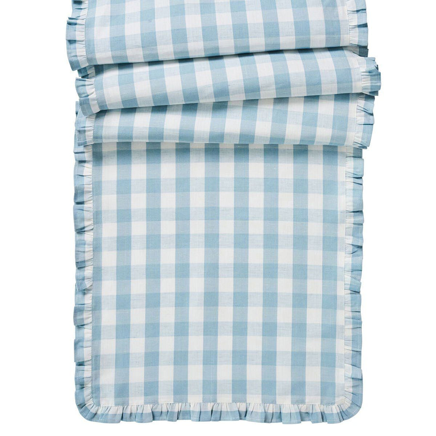 "GINGHAM RUFFLE 18"" X 90"" TABLE RUNNER - OCEAN" - JULISKA - Compralo en CorinneRegalos.com
