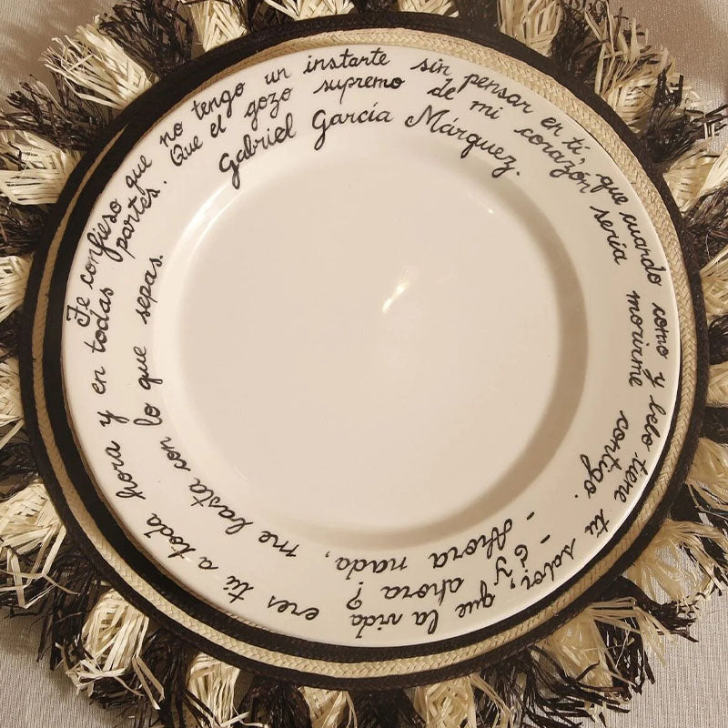 PLATO PRINCIPAL LE POEM EN CERAMICA - COLOR BLANCO/NEGRO - ADRIANA CASTRO - Compralo en CorinneRegalos.com