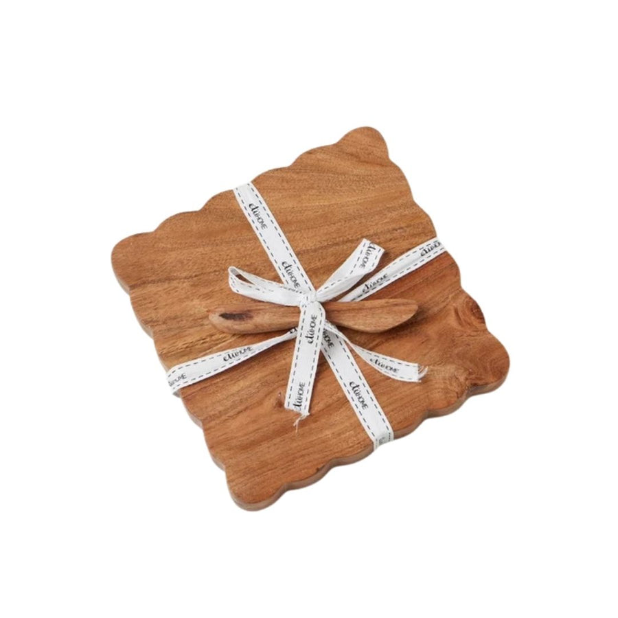 SQUARE SCALLOPED CHEESE BOARD WITH SPREADER, SMALL, NATURAL - ETUHOME - Compralo en CorinneRegalos.com