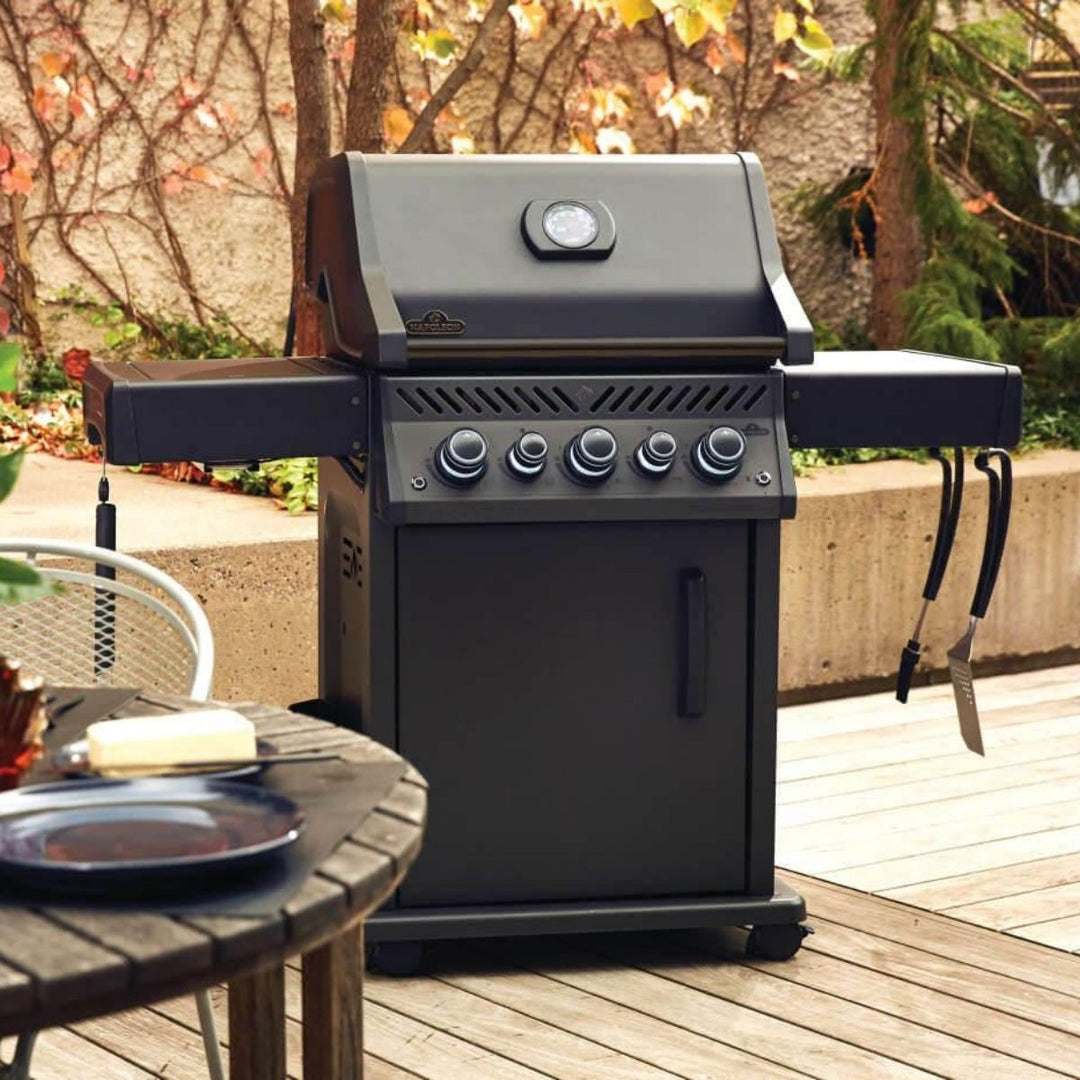 ROGUE SE 425 PROPANE GAS GRILL WITH INFRARED REAR AND SIDE BURNERS BLACK  PHANTOM