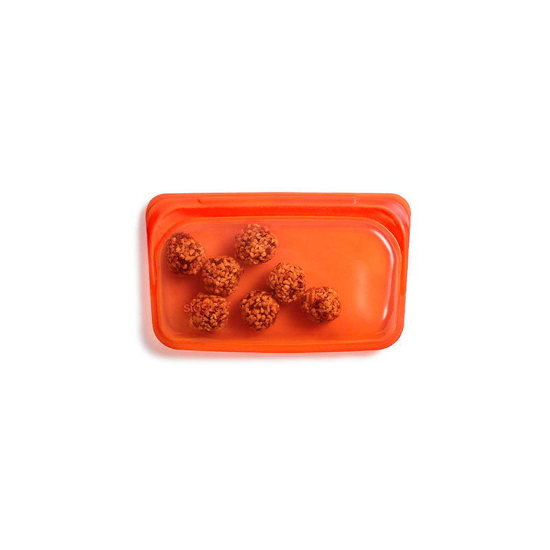 SMALL REUSABLE SILICON BAG FOR SNACK ORANGE - QUIENES SOMOS, S.A. / STASHER - Compralo en CorinneRegalos.com